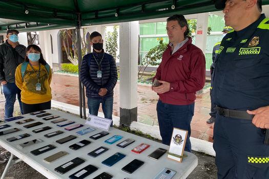 Policía entrega 93 celulares recuperados luego ser robados en Tunjuelito