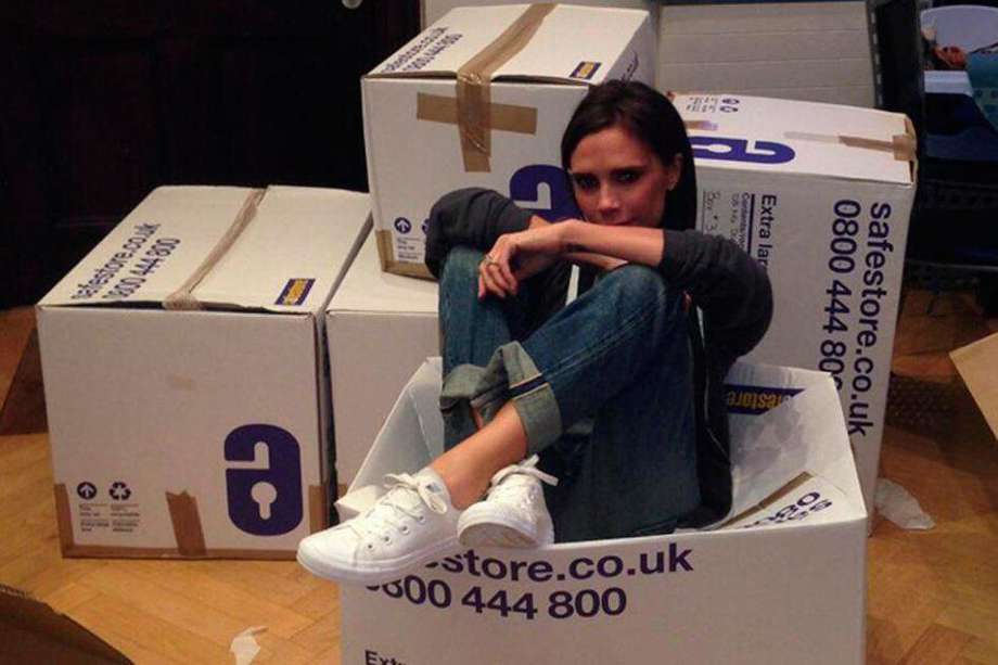 Victoria Beckham empacando sus zapatos (Twitter). / Bang Showbiz