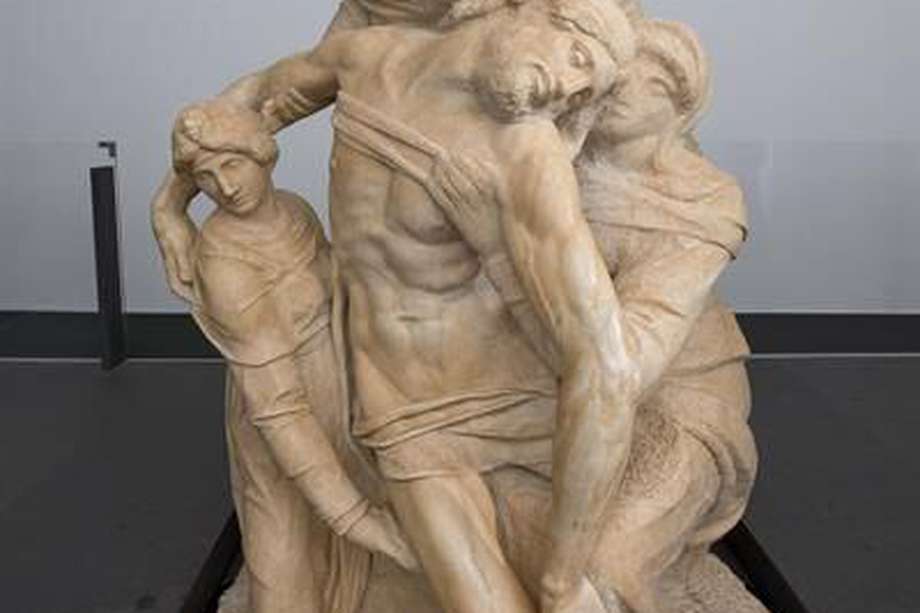 Foto de la Piedad Bandini, esculpida por Miguel Ángel. En la escultura se observa en el centro a Jesucristo. Su cuerpo es sostenido por Nicodemo y a su vez por María Magdalena, quien se encuentra a la izquierda, mientras que la Virgen María, ubicada a la derecha, le propicia un abrazo.