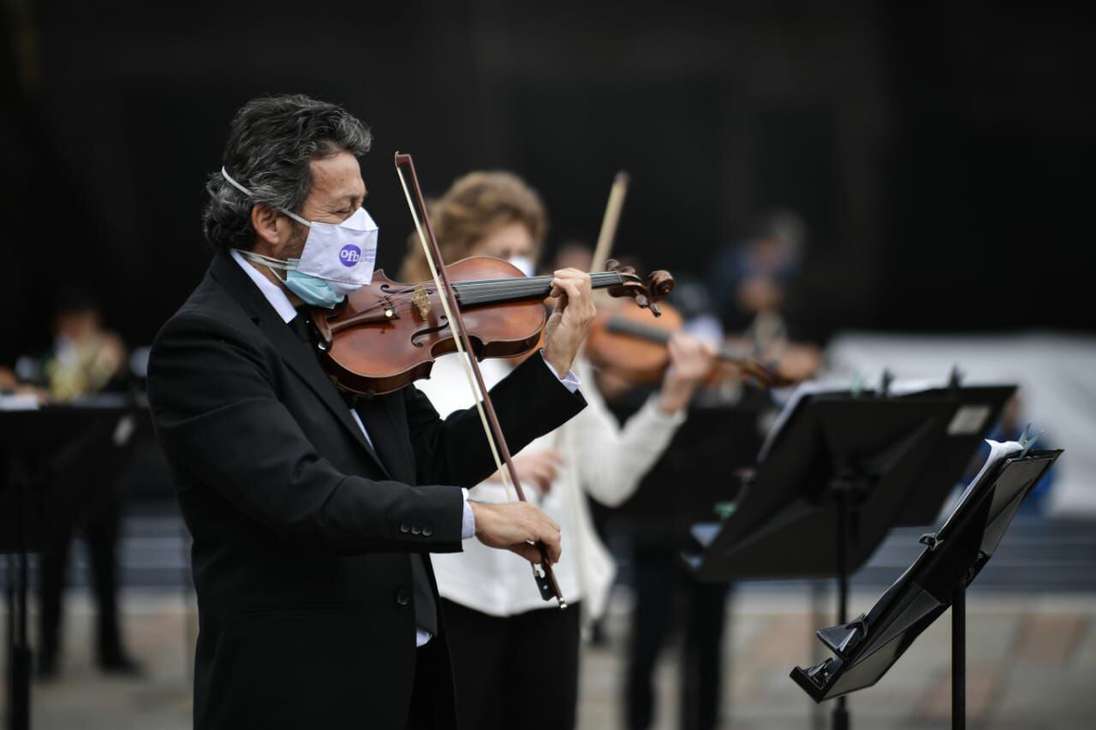 A través de un acto simbólico para la reconciliación, la Orquesta Filarmónica de Bogotá se presentó en la Plaza de Bolívar.