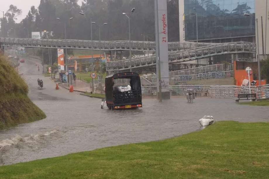 El martes 10 de septiembre se registró encharcamiento en la estación de Transmilenio 21 Ángeles