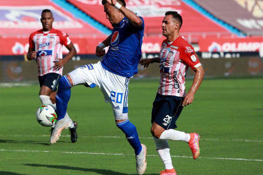 Fernando Uribe marcó el  primer gol de  Millonarios en la derrota 3-2 ante Júnior, en el estadio Metropolitano. / Dimayor