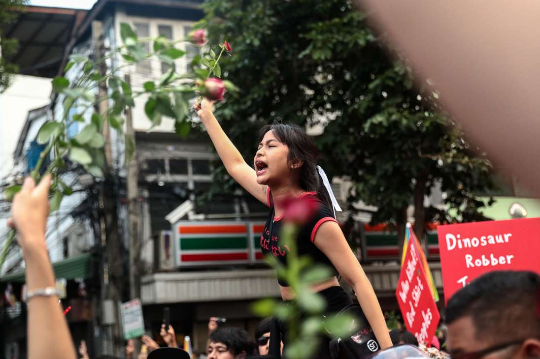 Los activistas "pueden haber sobreestimado su fuerza. El movimiento carece de un objetivo y una agenda claros", señala Thitinan Pongsudhirak, politólogo en la universidad Chulalongkorn en Bangkok.