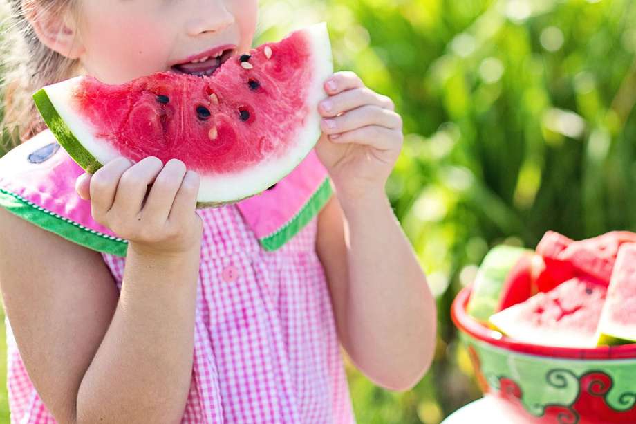 Es recomendable el consumo diario de frutas en los niños.