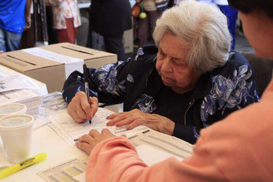 Ciudadanos acuden a las urnas en Bogotá durante la jornada electoral 2023