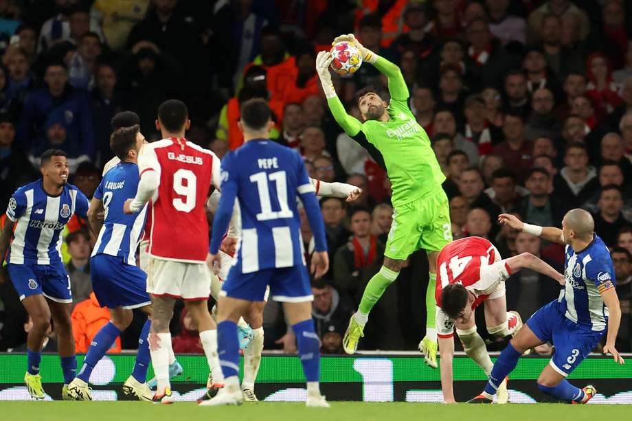 El portero español David Raya fue determinante en la victoria de Arsenal sobre Porto.