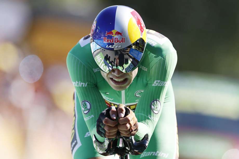 Rocamadour (France), 23/07/2022.- The Green Jersey Belgium rider Wout Van Aert of Jumbo Visma crosses the finish line of the 20th stage of the Tour de France 2022, an individual time trial over 40.7km from Lacapelle-Marival to Rocamadour, France, 23 July 2022. (Ciclismo, Bélgica, Francia) EFE/EPA/GUILLAUME HORCAJUELO
