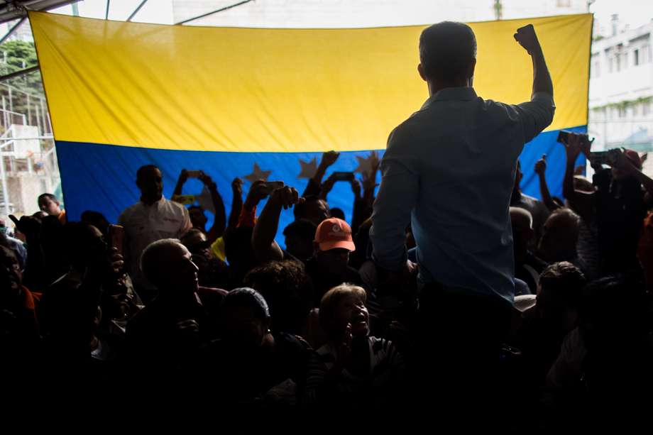 Fotografía de archivo fechada el 27 de octubre de 2022 que muestra al opositor Juan Guaidó en un acto con seguidores, en Caracas (Venezuela). 