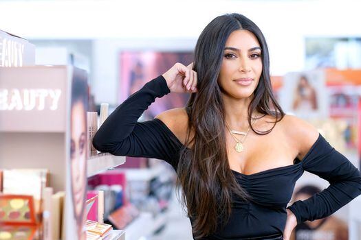 ¡Kim Kardashian vuelve a sorprender! Así se hizo su traje en cinta pegante