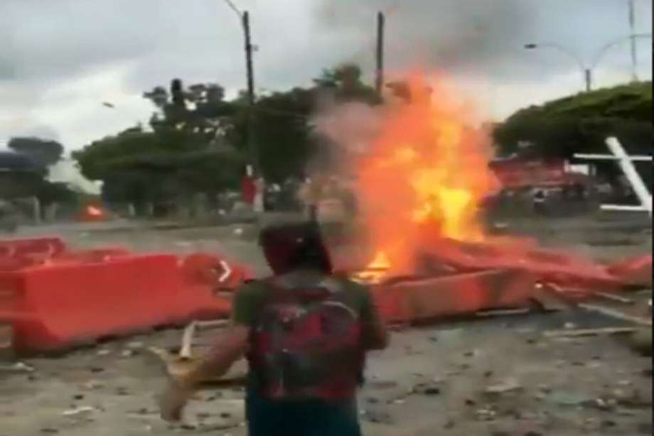 Disturbios y enfrentamientos entre la Fuerza Pública y los manifestantes en el sector de Puerto Rellena.