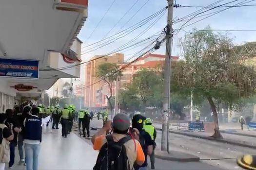Manifestantes que pedían la cancelación del partido se enfrentaron con la Policía. El Esmad intervino utilizando aturdidoras y gases lacrimógenos para dispersar a quienes se movilizaban.