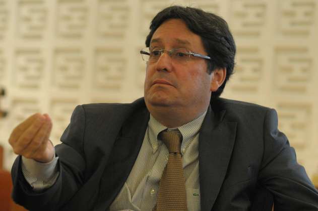 "Las fumigaciones con glifosato tienen que volver": embajador Francisco Santos