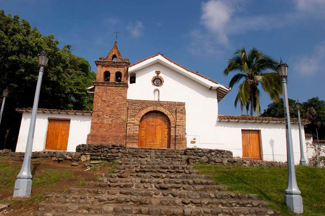 La capilla de San Antonio mantiene su fachada blanca y el altar mayor de estilo barroco con imágenes de la época colonial.