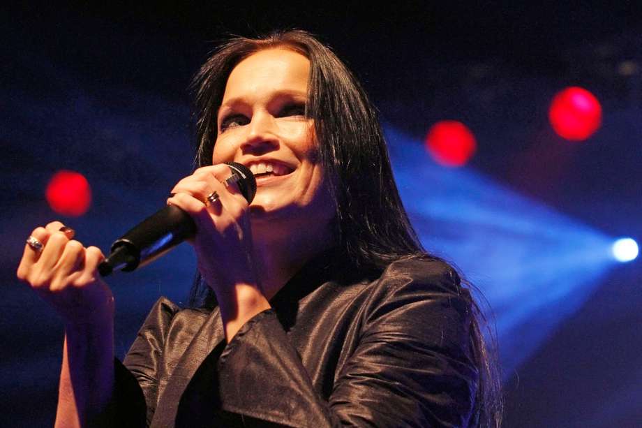 La cantante Tarja Turunendurante un concierto en el Columbiahalle, el 14 de mayo de 2011 en Berlín, Alemania.