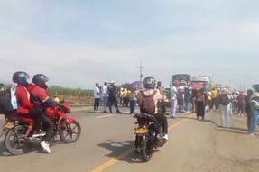 Afros y campesinos bloquearon la vía Panamericana entre Cauca y Valle