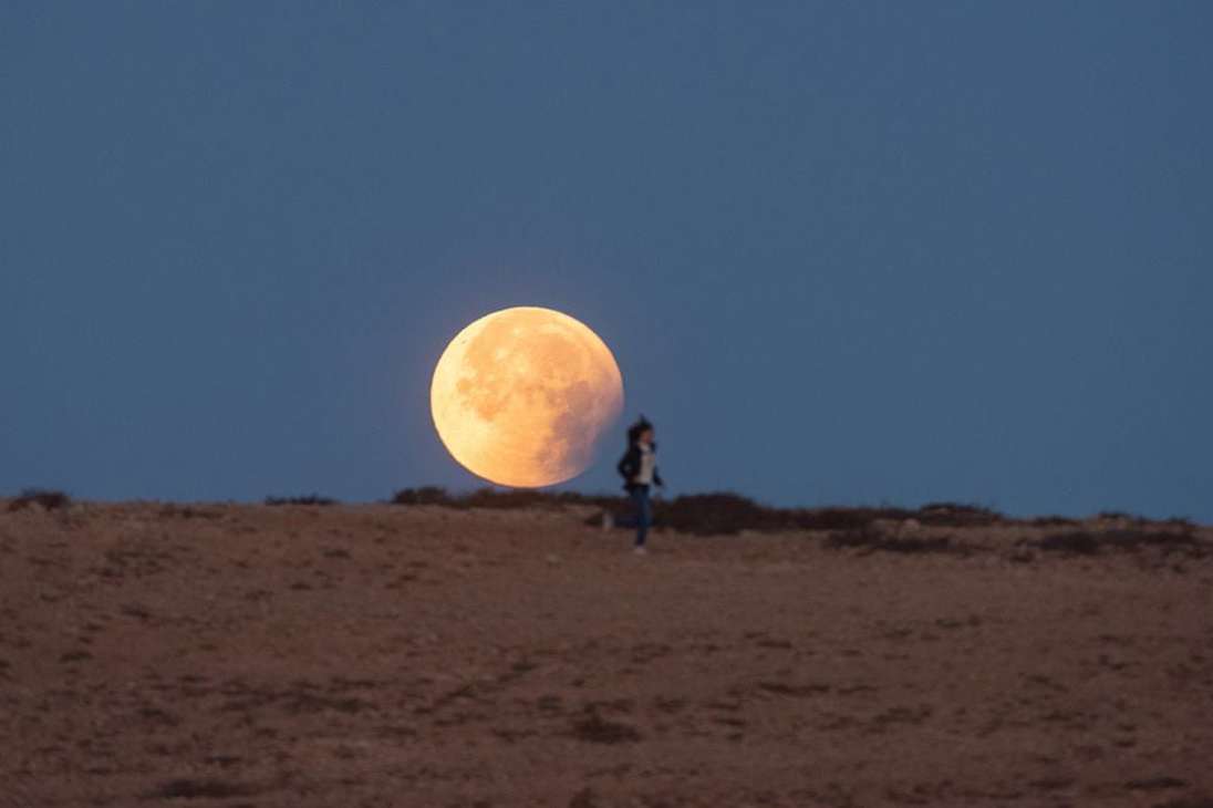 Eclipse de la Luna visto desde la localidad de Tindaya, en Fuerteventura, en la madrugada de este lunes, en España.