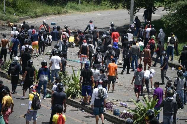 Continúan enfrentamientos entre manifestantes y Fuerza Pública en Buga (Valle del Cauca)