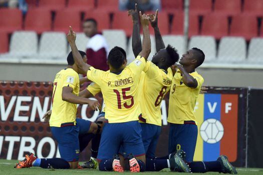 Los jugadores de Ecuador celebran uno de los tantos con los que vencieron a Venezuela. / AFP