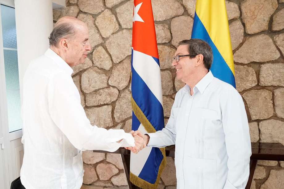 Álvaro Leyva y Bruno Rodríguez, cancilleres de Colombia y Cuba, respectivamente.