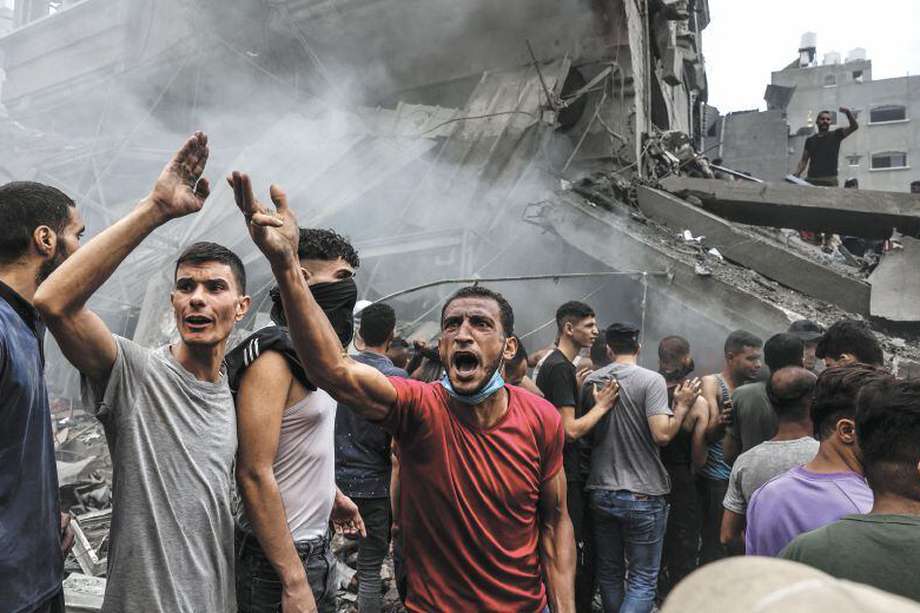 Palestinos buscan sobrevivientes después del ataque aéreo israelí en los edificios del campo de refugiados de Jabalia en la Franja de Gaza.