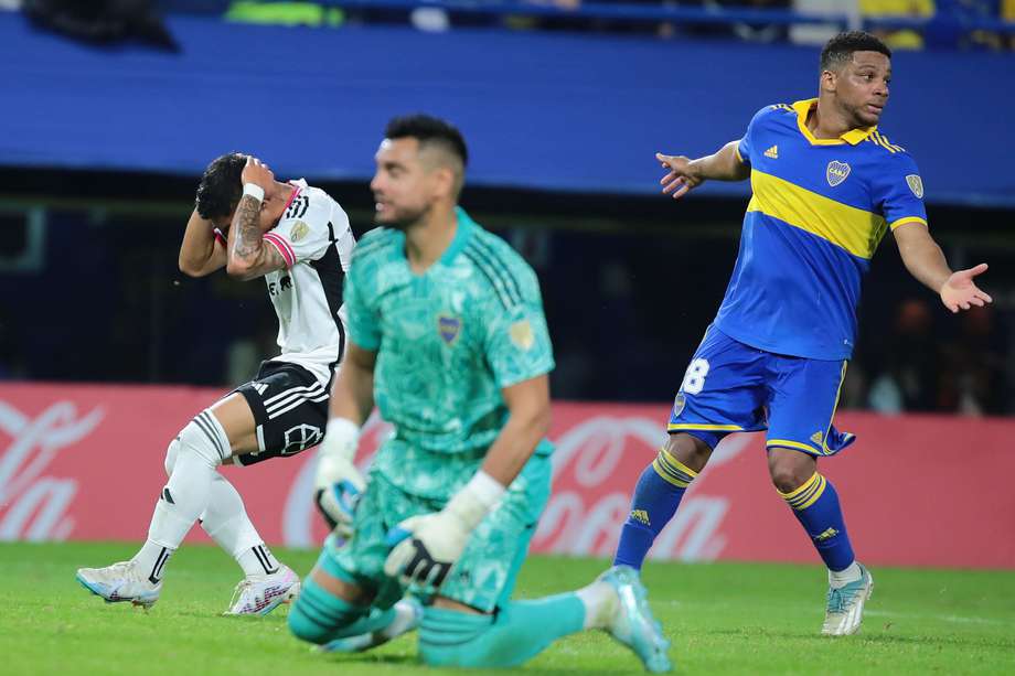 El Boca Juniors del colombiano Frank Fabra (der) venció a Colo Colo 1-0 este martes.
