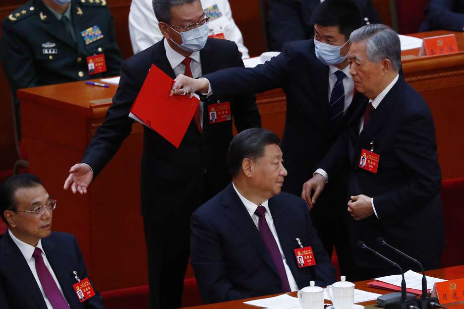 Hu Jintao, expresidente de China, fue conducido fuera del Gran Salón del Pueblo de Beijing cuando se celebraba la ceremonia de clausura del Congreso del Partido Comunista Chino, bajo la presencia de Xi Jinping.