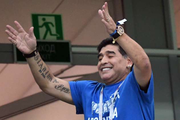 El cariñoso beso de Maluma a Maradona