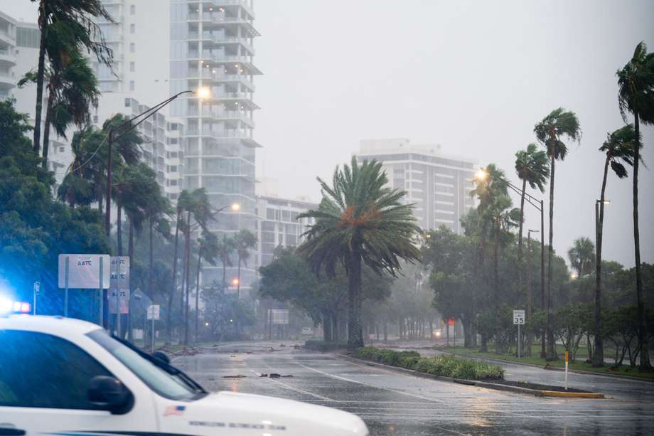Un oficial de policía conduce por una calle vacía cuando se acerca el huracán Ian en Sarasota, Florida. Los pronósticos indican que la tormenta tocará tierra hoy.
