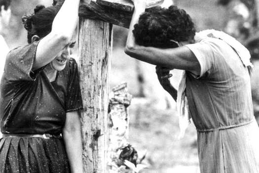 La masacre de El Tomate, ocurrió el domingo 3 de abril de ese mismo 1988, en la vereda Mejor Esquina, situada en el municipio de Buenavista (Córdoba), los asesinos de la casa Castaño acribillaron a 28 campesinos