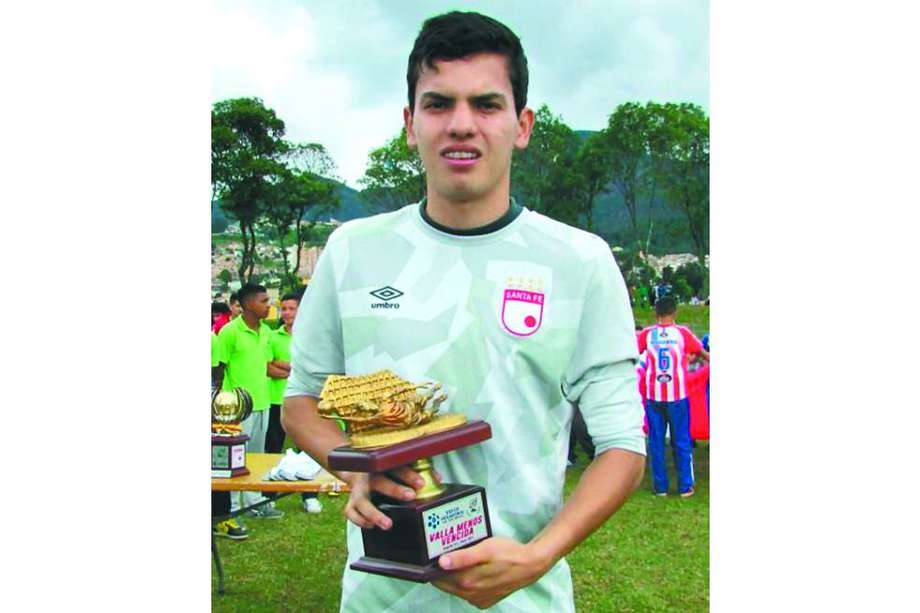 Ómar Rodríguez debutó en la primera división del fútbol profesional colombiano con Santa Fe en marzo de 2020, en el partido de los cardenales contra Nacional.