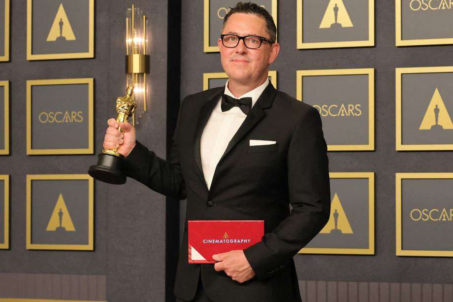 Greig Fraser celebra la obtención del Oscar a "Mejor cinematografía" por "Dune" durante la 94ª edición de los Premios de la Academia.
