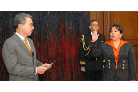 El entonces presidente Uribe posesionado a María del Pilar Hurtado. / Archivo Presidencia  