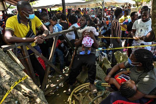 Los 22.000 migrantes represados en Necoclí merecen un trato humanitario y políticas públicas de largo aliento. / Foto: AFP