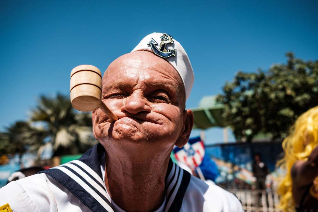 Hombre se disfraza de la caricatura "Popeye el marino" en medio del desfile.