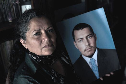 Luz Marina Bernal sostiene una foto de su hijo Fair Leonardo Porras, uno de los jóvenes  de Soacha presentados como falsos positivos por el Ejército. /Andrés Torres