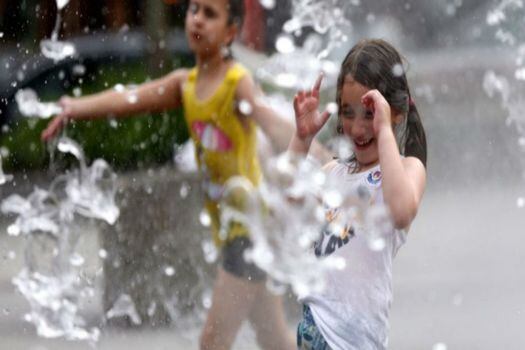 Una niña se refresca en una fuente en Boston, Massachusetts / EFE
