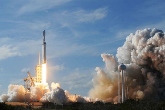 La NASA planea usar cohetes Soyuz para enviar algunos astronautas al espacio. / AFP