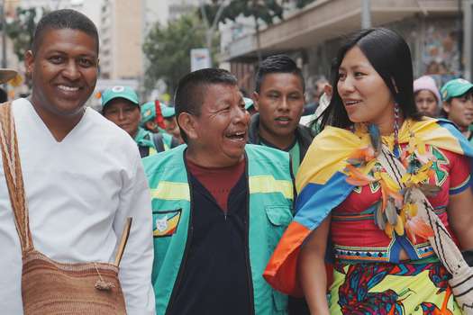 Embera, Barí y Kankuamo, caminan hacia la plaza de Bolívar para participar de la posesión presidencial.