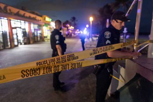Oficiales de policía cierran el área donde estallaron disparos a lo largo de un paseo marítimo en Hollywood, Florida, EE. UU., el 29 de mayo de 2023. Un portavoz de la ciudad de Hollywood confirmó que 9 personas fueron transportadas a hospitales del área con heridas de bala.
