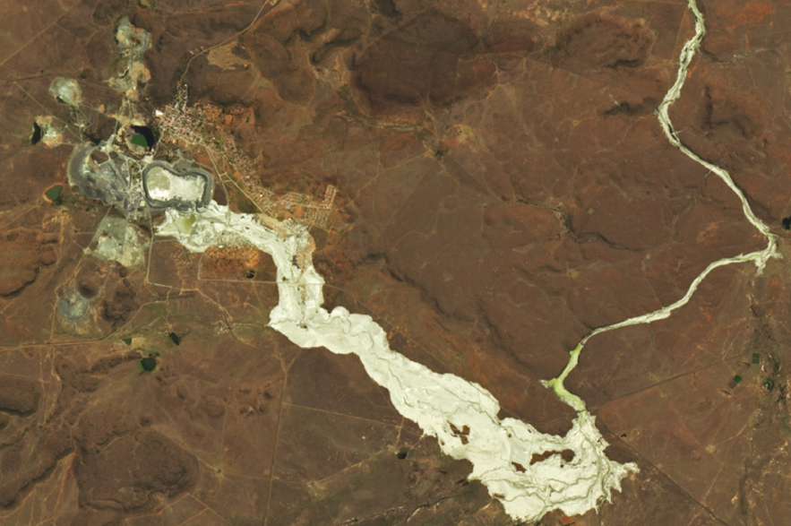 Una imagen del Landsat 9 reveló un río dorado de lodo tóxico seco brillando en el paisaje cerca de una mina de diamantes en Jagersfontein, Sudáfrica, después de que se derrumbara una presa.