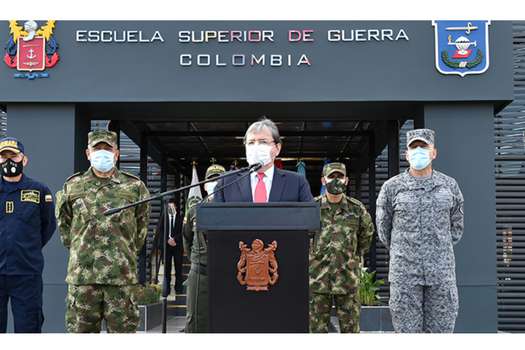 Carlos Holmes Trujillo, ministro de Defensa, junto con la cúpula de la Fuerza Pública.