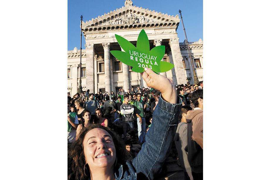 Montevideo, 10 de diciembre de 2013. Frente al Senado uruguayo, los ciudadanos celebraron la aprobación de la regulación estatal del cannabis. / EFE