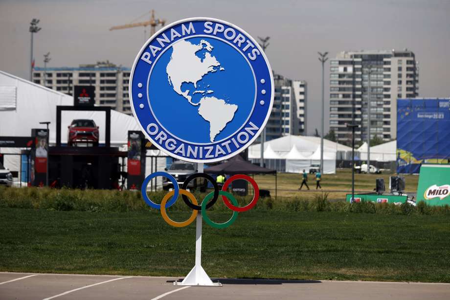 Fotografía del cartel de Panam Sport organizadora de los juegos Panamericanos Santiago 2023, en el estadio Nacional en Santiago (Chile).