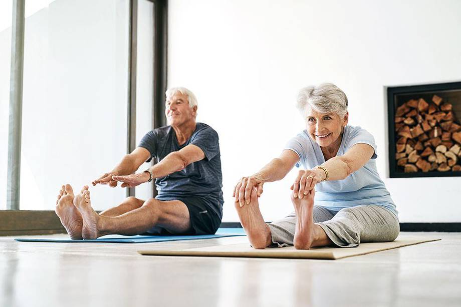 La actividad física moderada, con ejercicios de estiramiento, ayuda a regular los problemas de estreñimiento en los adultos mayores.