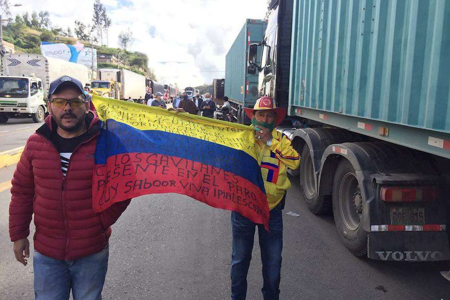 Comerciantes colombianos expresaron hoy miércoles su malestar por la decisión de su Gobierno y el de Ecuador de mantener clausurada la frontera a raíz de la variante de la COVID-19 ómicron.