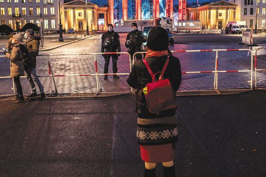 Postal de la Navidad 2020 en Berlín, ante la Puerta de Brandeburgo. “Buscamos la distancia y nos movemos entre los parques, las calles, la ribera del Spree”, cuenta la escritora. 