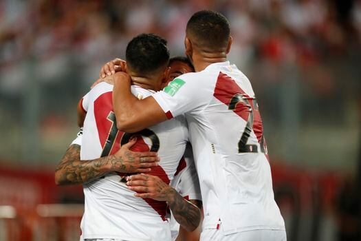 Los jugadores de la selección de Perú celebran la victoria sobre Paraguay.