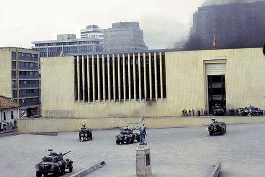 La guerrilla del M-19 se tomó el Palacio de Justicia en noviembre de 1985. Hoy la Fiscalía indaga varios aspectos del caso.  / Archivo