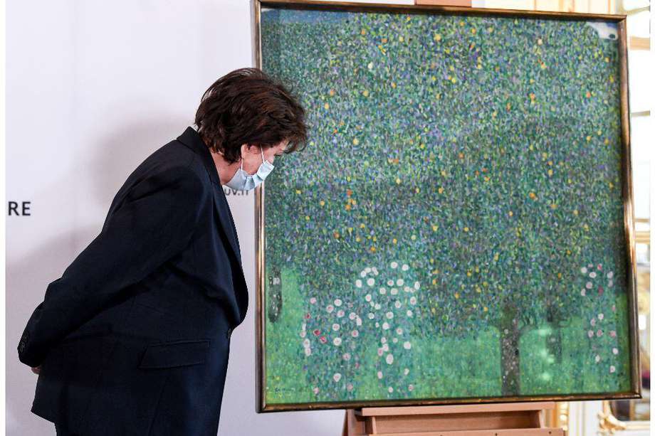 En la imagen, la ministra francesa Roselyne Bachelot junto a la pintura "Rosales bajo los árboles", de Klimt.