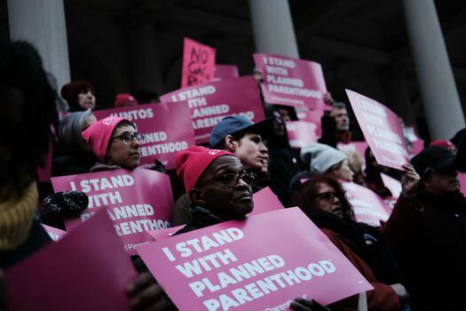 Planned Parenthood, grupo de planificación familiar, se ha convertido en blanco de ataques por parte de grupos contrarios al aborto y que votaron a favor del actual presidente, Donald Trump, en las elecciones de 2016.  / AFP